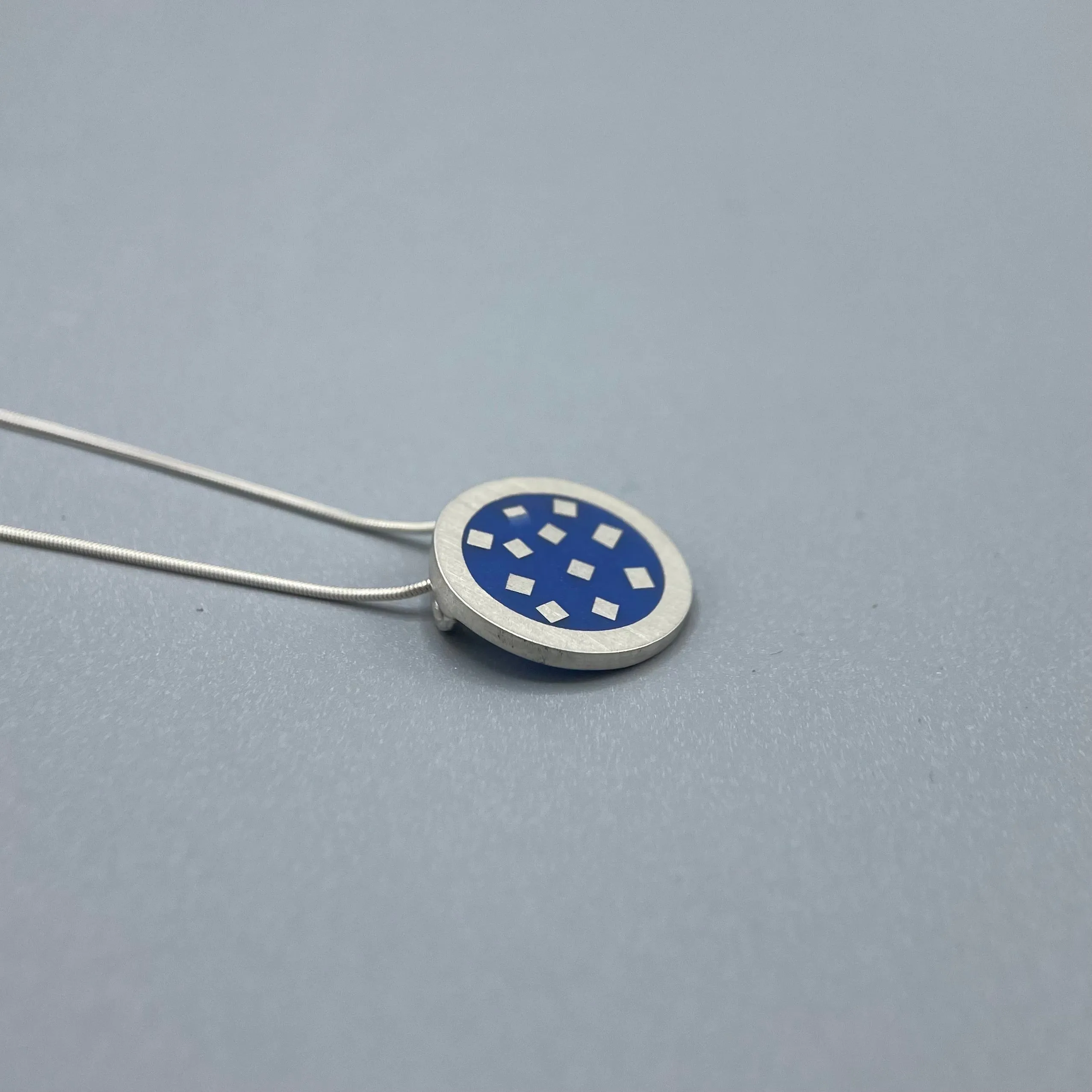 Ruth Hollywood 'Regarde En Haut' Medium Pendant