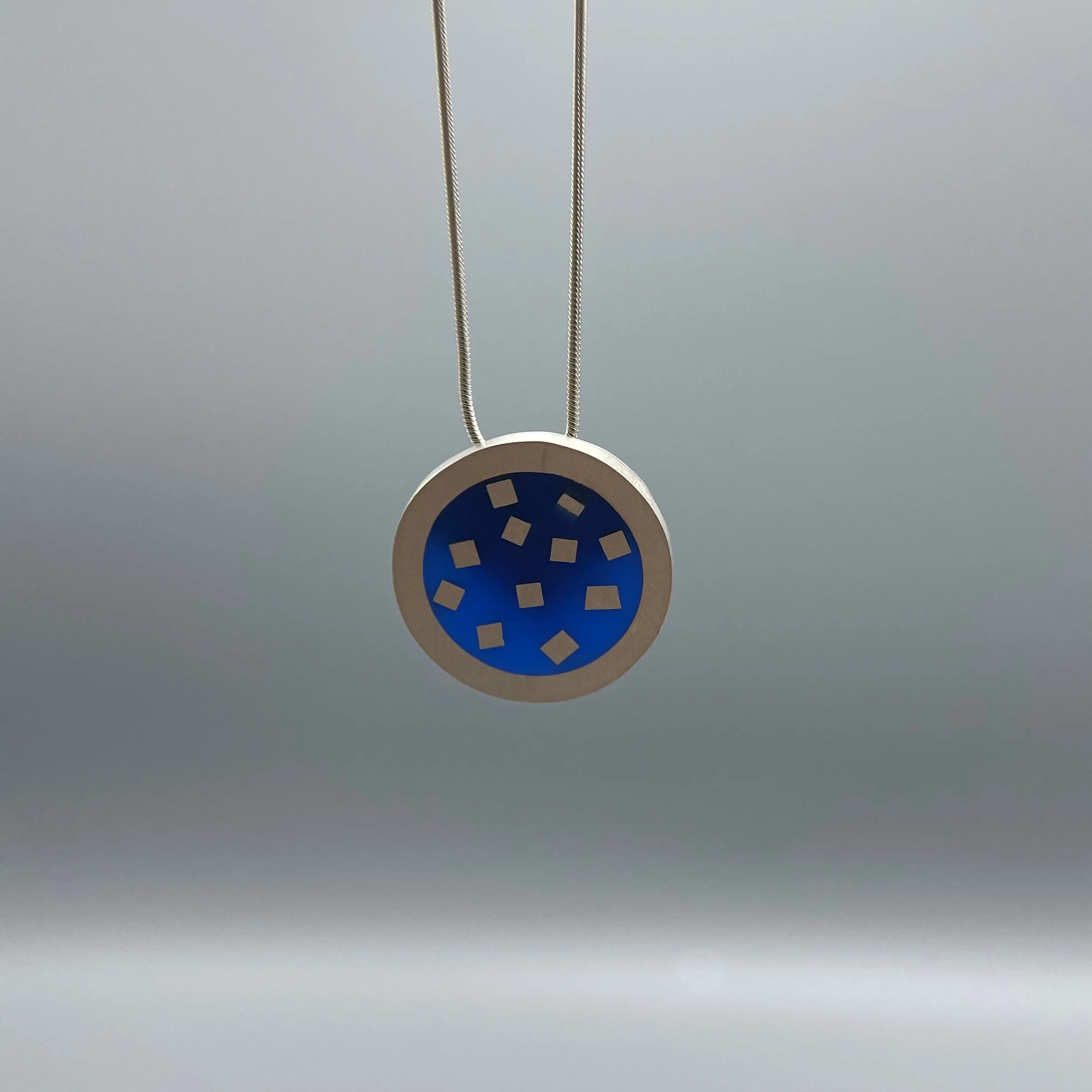 Ruth Hollywood 'Regarde En Haut' Medium Pendant