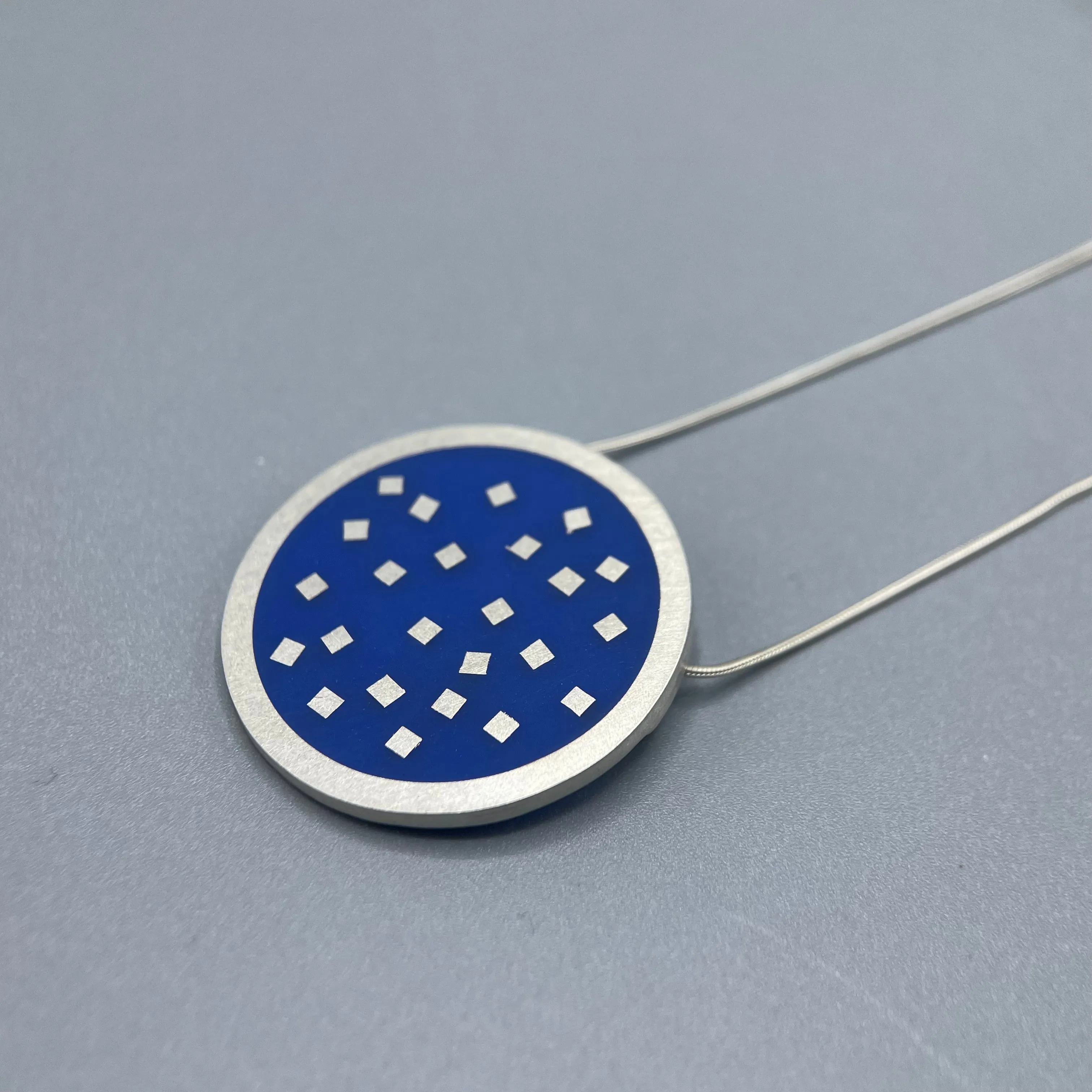 Ruth Hollywood 'Regarde En Haut' Medium Pendant