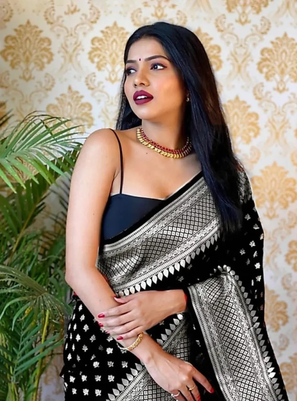 Smart Black Soft Silk Saree With Ravishing Blouse Piece